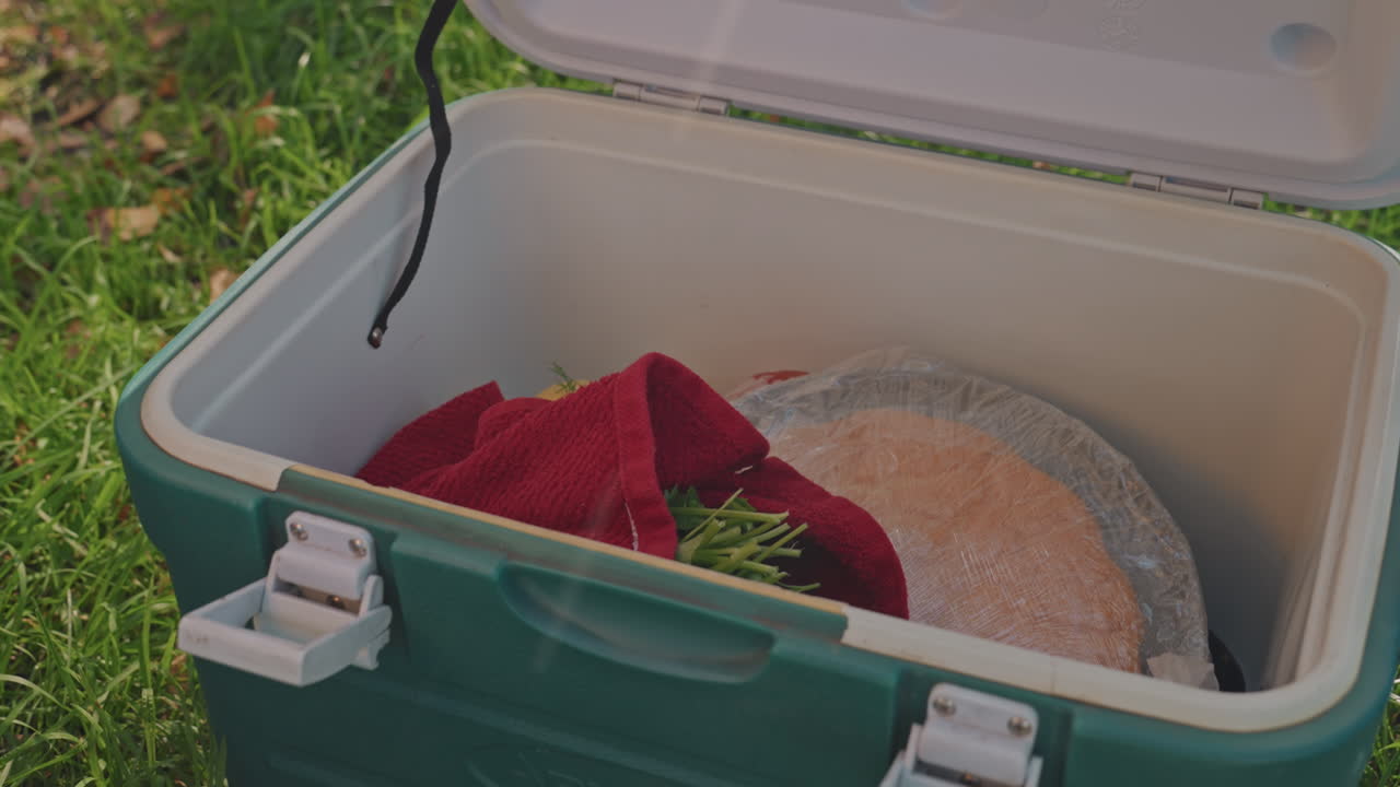 Scoperte culinarie avventurose si rivelano all'aperto. Il viaggio in campeggio porta alla luce deliziosi snack e pane fresco. Esplorare la natura svela gustose prelibatezze e pane fatto in casa durante il campeggio.