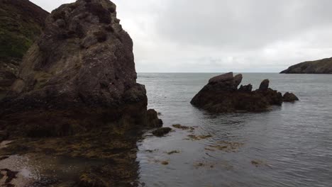 Nahaufnahme-In-Der-Nähe-Von-Natürlichen-Großen-Felsformationen,-Strand-Von-Porth-Wen,-Vereinigtes-Königreich