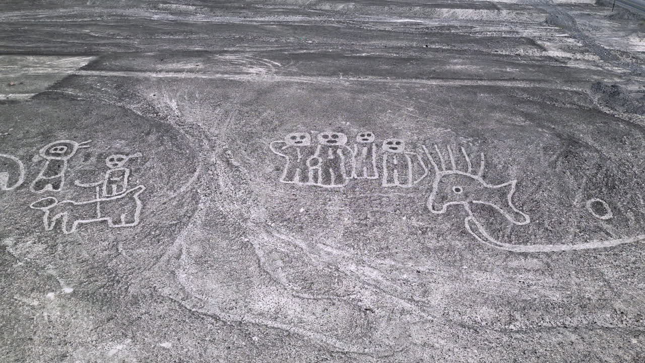 Vista panoramica aerea di misteriose creature umanoidi nel deserto peruviano di Nazca