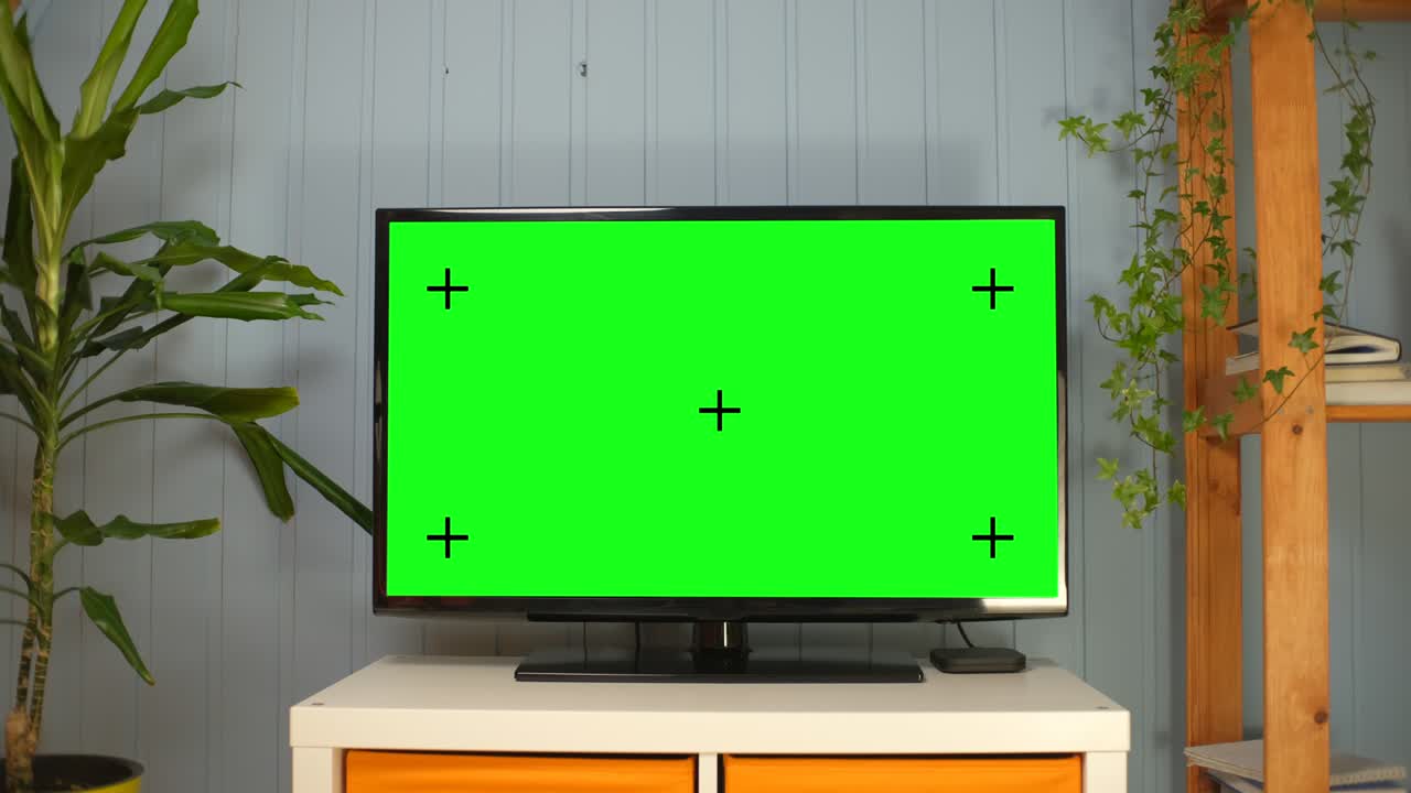 녹색 스크린을 가진 tv. tv 또는 텔레비전 - 녹색 화면 - 방 - 테이블에.