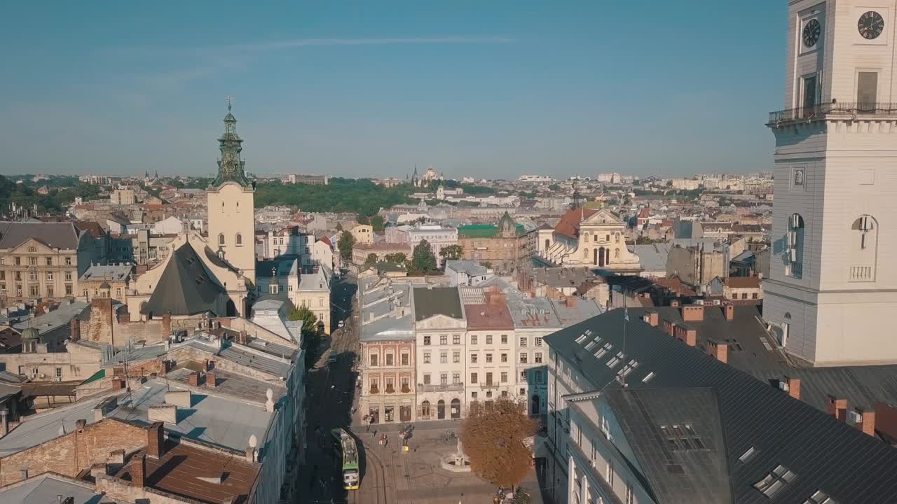 르보프, 우크라이나. 고대 도시의 파노라마. 오래된 건물의 지붕. 우크라이나 르보브 시의회, 도미니카 교회, 시청, 탑. 거리, 공중 전망