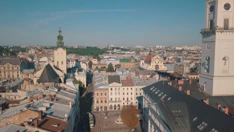 lvov, ucrania. panorama de la ciudad antigua. los techos de los edificios antiguos. ucrania consejo de la ciudad de lviv, iglesia dominicana, ayuntamiento, la torre. calles vista aérea