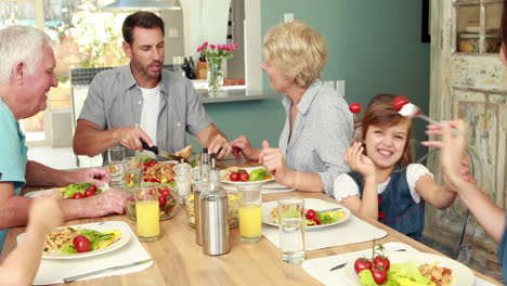 familia extendida cenando