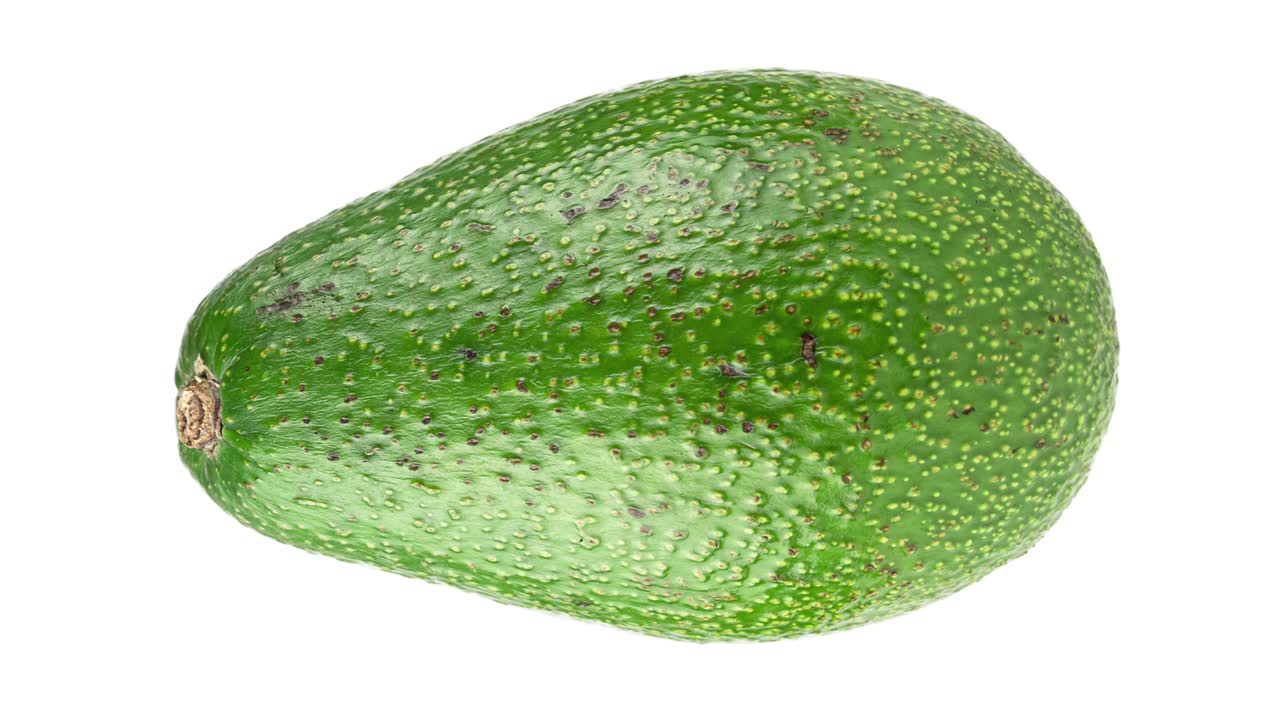 tutto l'avocado ruotante in primo piano su uno sfondo bianco. animazione verticale a loop senza cuciture con spazio di copia