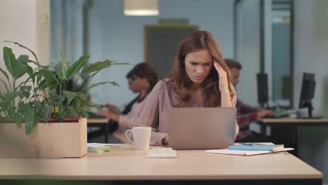 Geschäftsfrau-Liest-Schlechte-Nachrichten-Auf-Laptop-Computer-Im-Büro