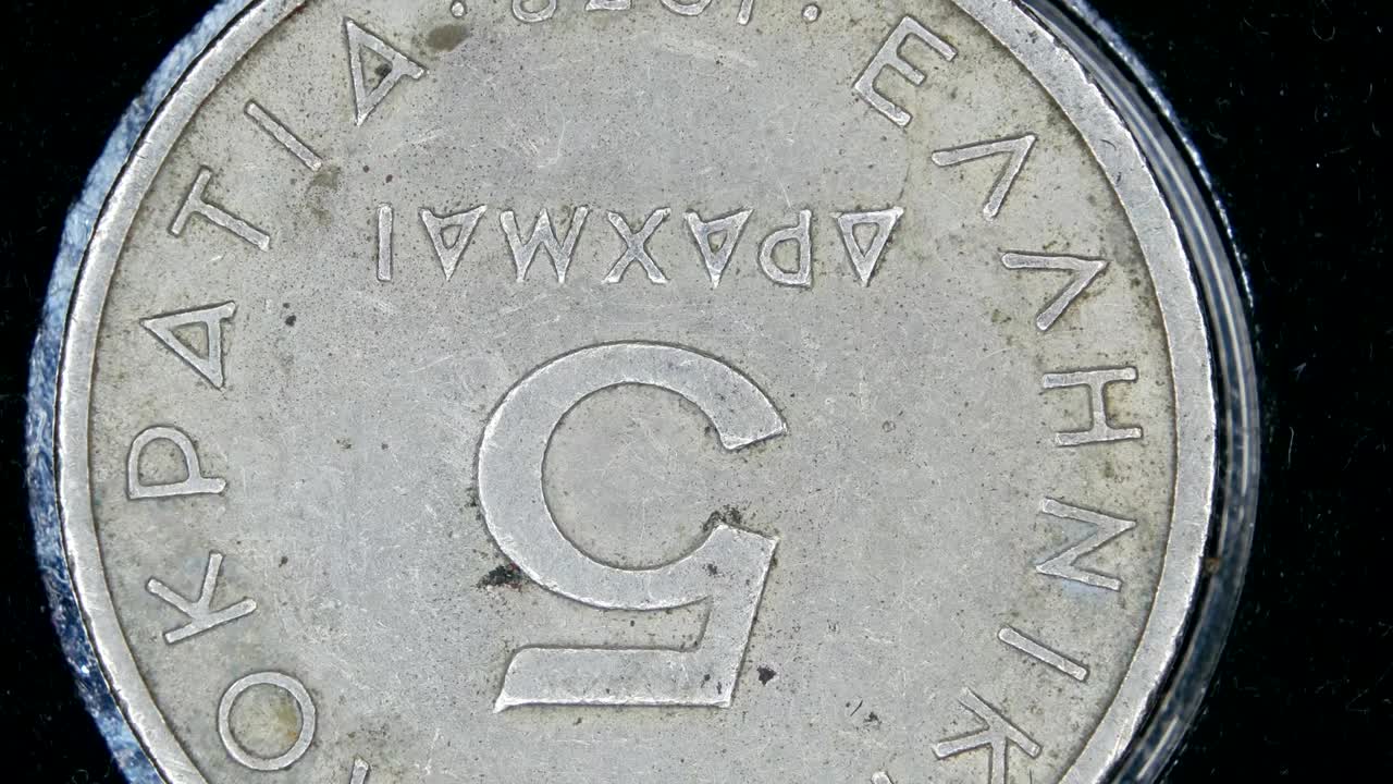 primer plano de monedas muy antiguas