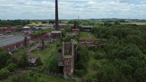 Verlassene-Alte-überwucherte-Kohlenmine-Industriemuseum-Gebäude-Luftaufnahme-Breite-Umlaufbahn-Rechts