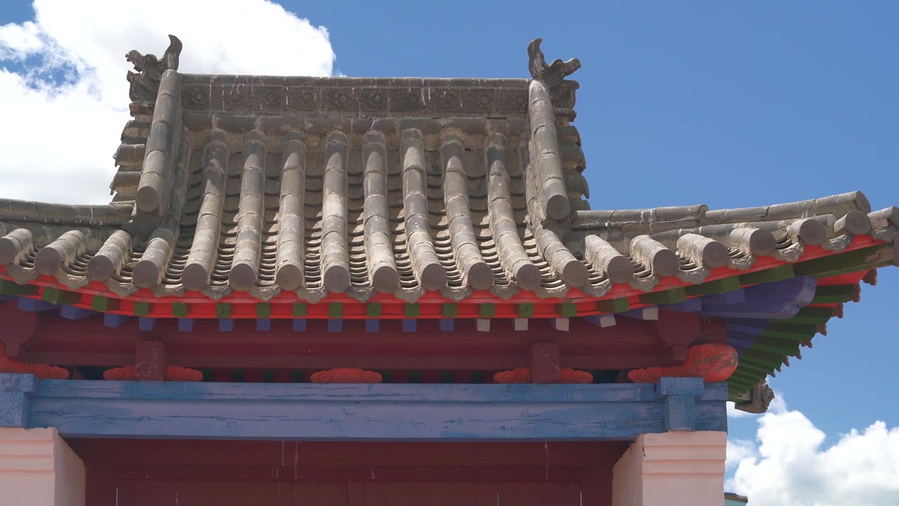 Architettura tradizionale del tetto di un tempio cinese contro il cielo blu