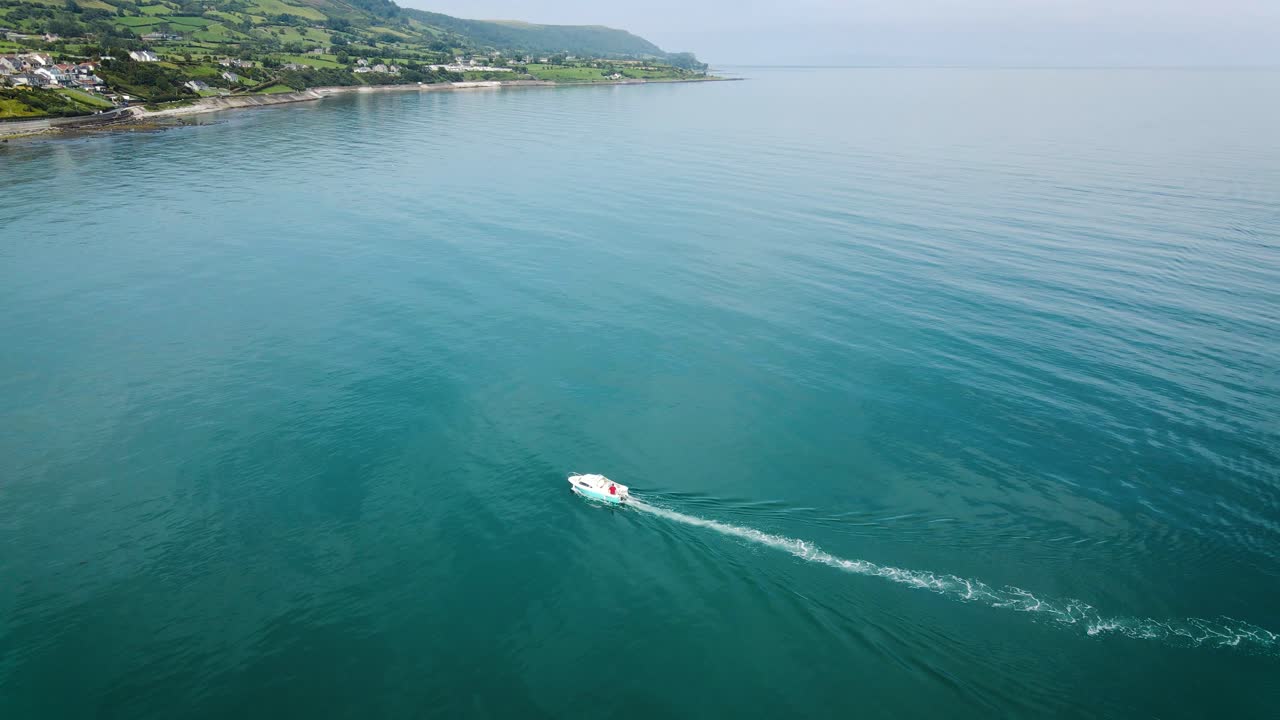 북아일랜드 해안에서 작은 어선의 공중 선회