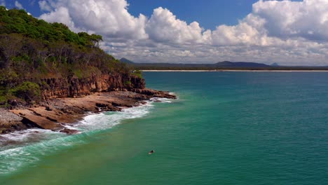 Olas-Rompiendo-En-La-Escarpada-Costa-En-El-Mirador-De-La-Olla-Hirviendo-En-El-Parque-Nacional-De-Noosa,-Qld-Australia