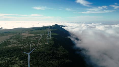 turbinas eólicas en una montaña rodeada de nubes