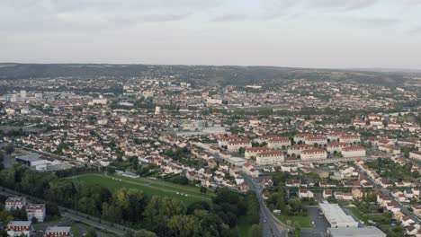 toma aérea de drones de montluçon en el centro de francia