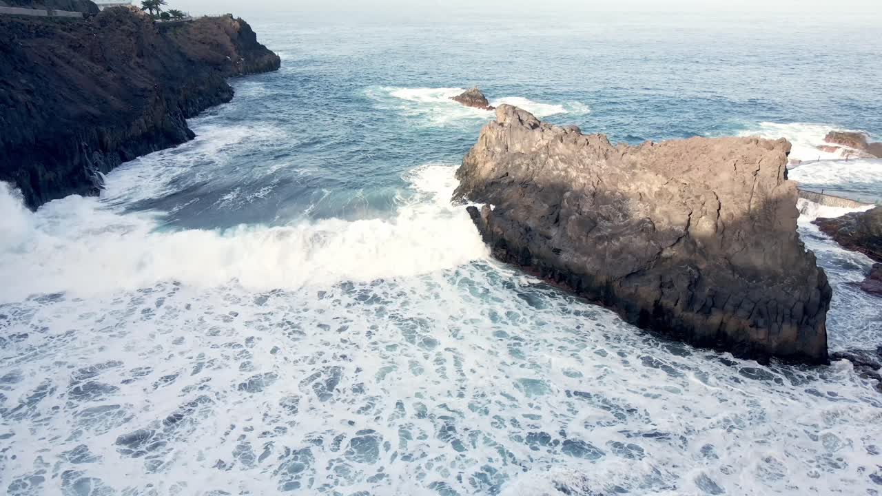 disparo de drones, vista superior de grandes rocas y olas en tenerife, españa