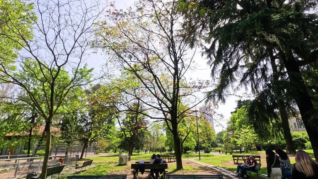 gente disfrutando de un día soleado en el parque de milán