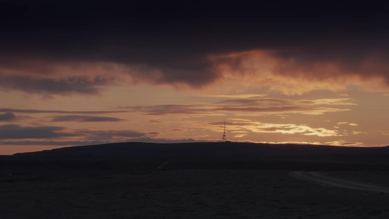 el disco brillante del sol poniente pasa a lo largo del horizonte oscuro en un video timelapse