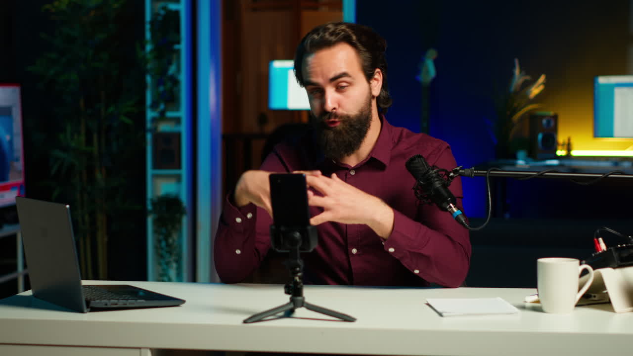 Happy star dei media che usa uno smartphone su un treppiede per filmare l'introduzione del canale vlog
