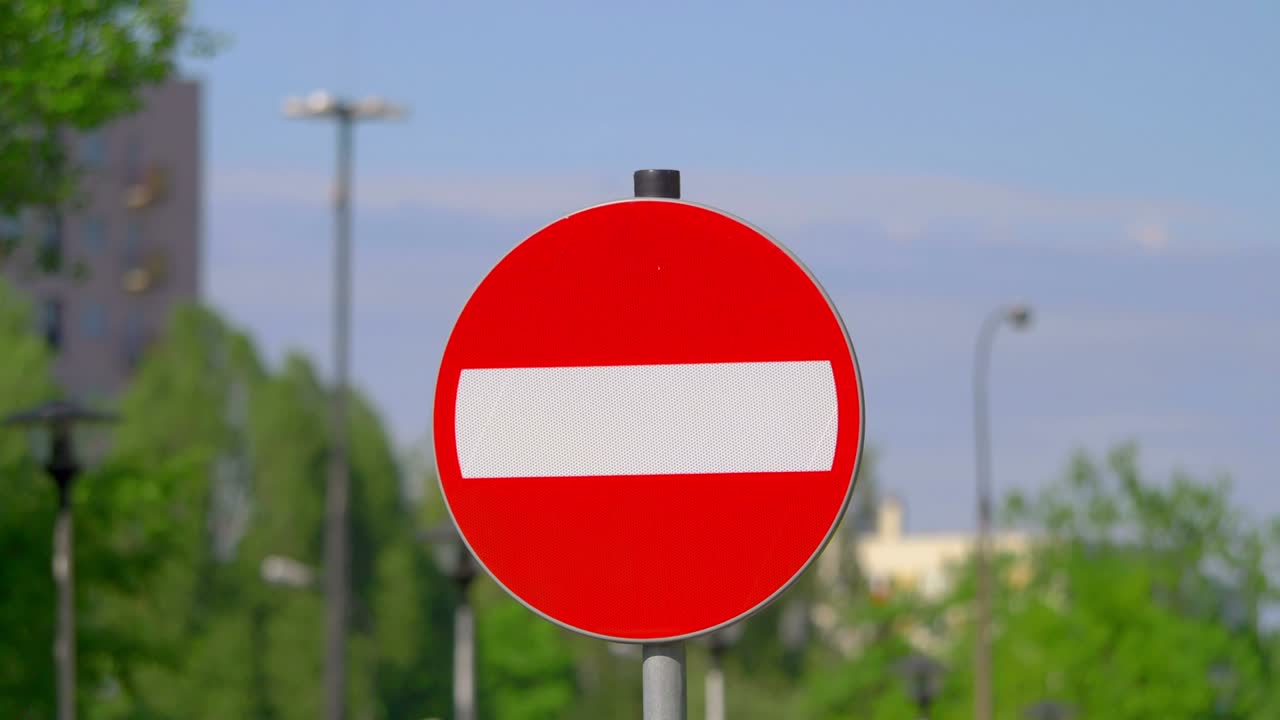 길거리에서 출입 표지판이없는 4k 슬로 모션 60fps