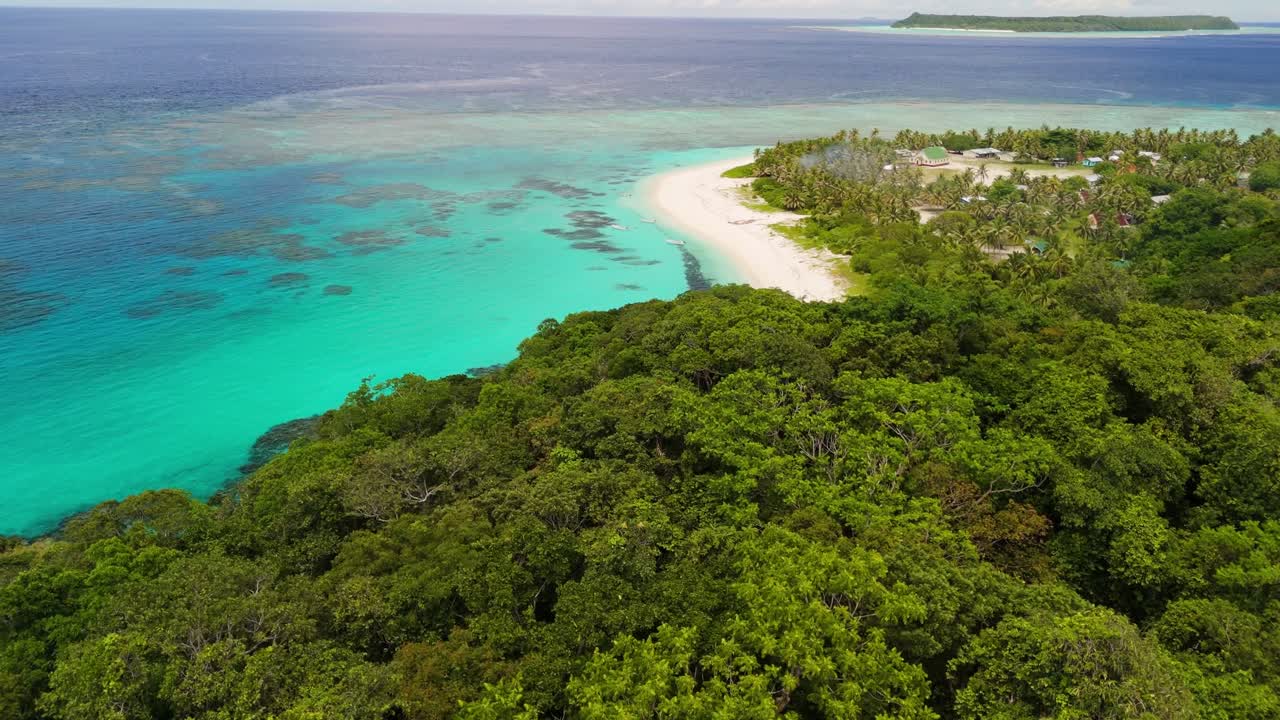 Drone flyver over øbjerg på Fiji