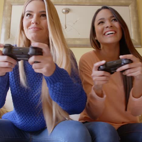 Mujer-Tratando-De-Hacer-Trampa-En-Videojuego