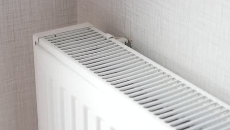 radiador blanco en la esquina de la habitación