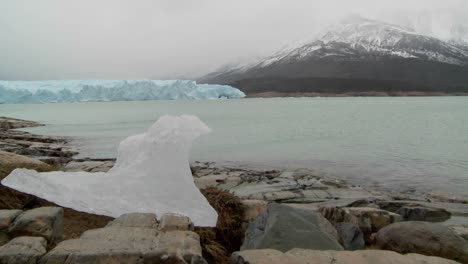 un pedazo derretido de un glaciar se asienta sobre tierra firme en esta toma que sugiere el calentamiento global