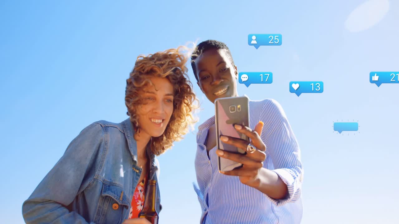 animación de iconos y números de redes sociales, diversas amigas revisando su teléfono inteligente bajo el cielo