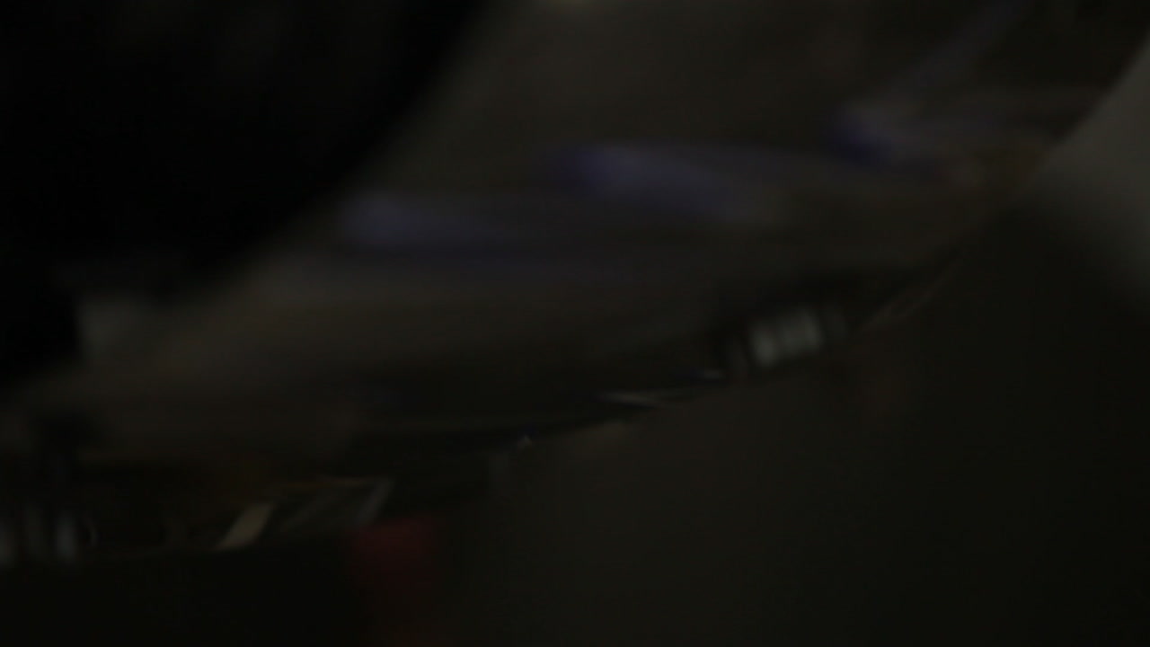 pan suave hacia abajo mirando por encima del hombro del soldador conectando láminas de acero juntas