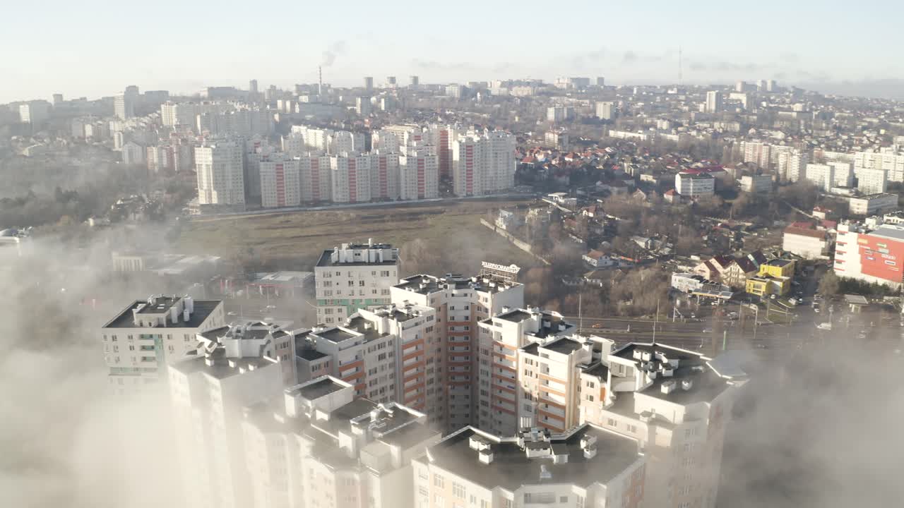 안개에 오염 된 도시