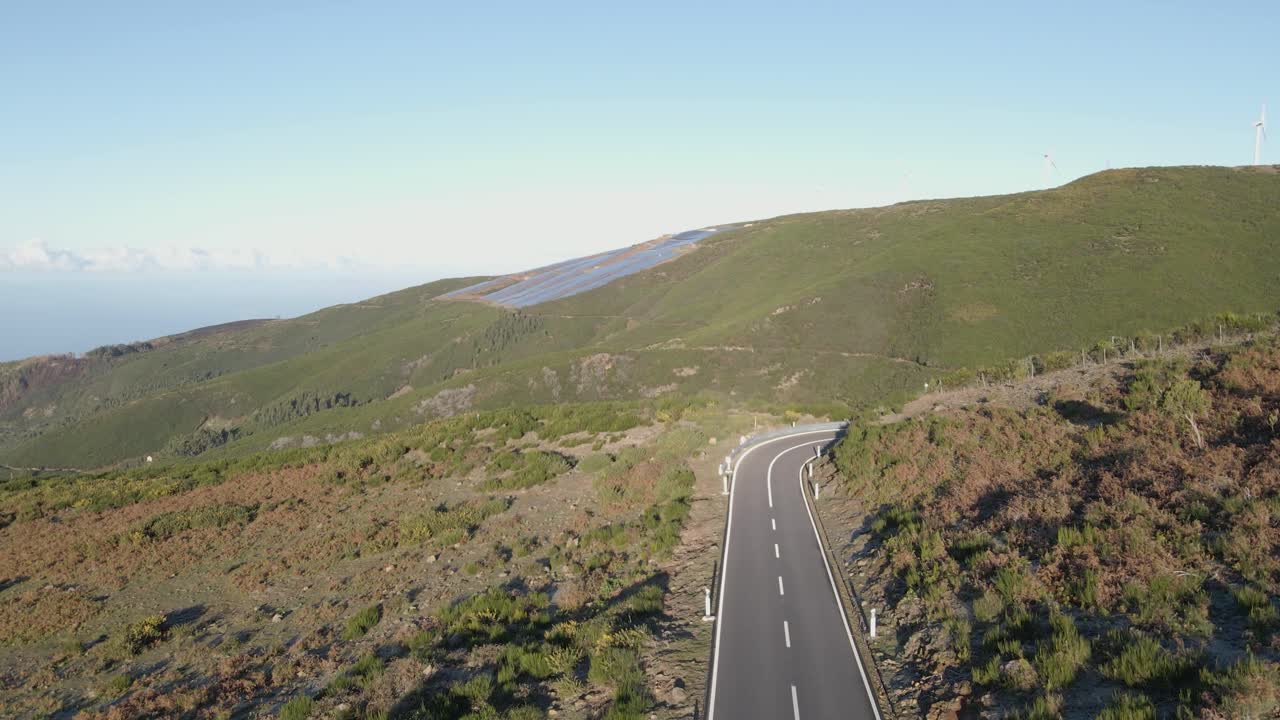 vista aérea de una granja fotovoltaica y una granja eólica en la cima de una montaña en la isla de paul da serra madeira