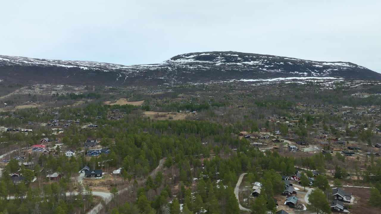 casas de recreación de montaña en las tierras altas de bjorli, noruega - foto aérea de verano con manchas de nieve dejadas en el fondo de la montaña