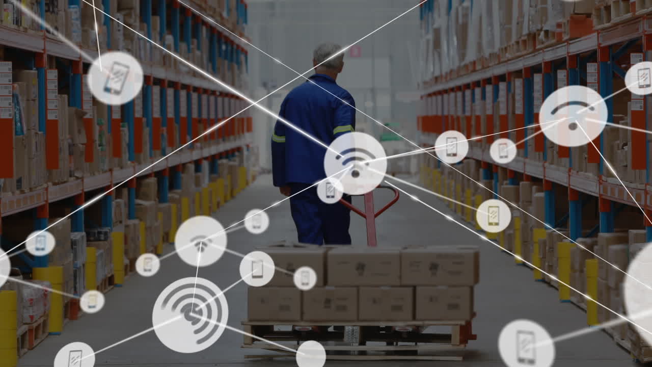 animación de la red de conexiones con iconos sobre el hombre que trabaja en el almacén