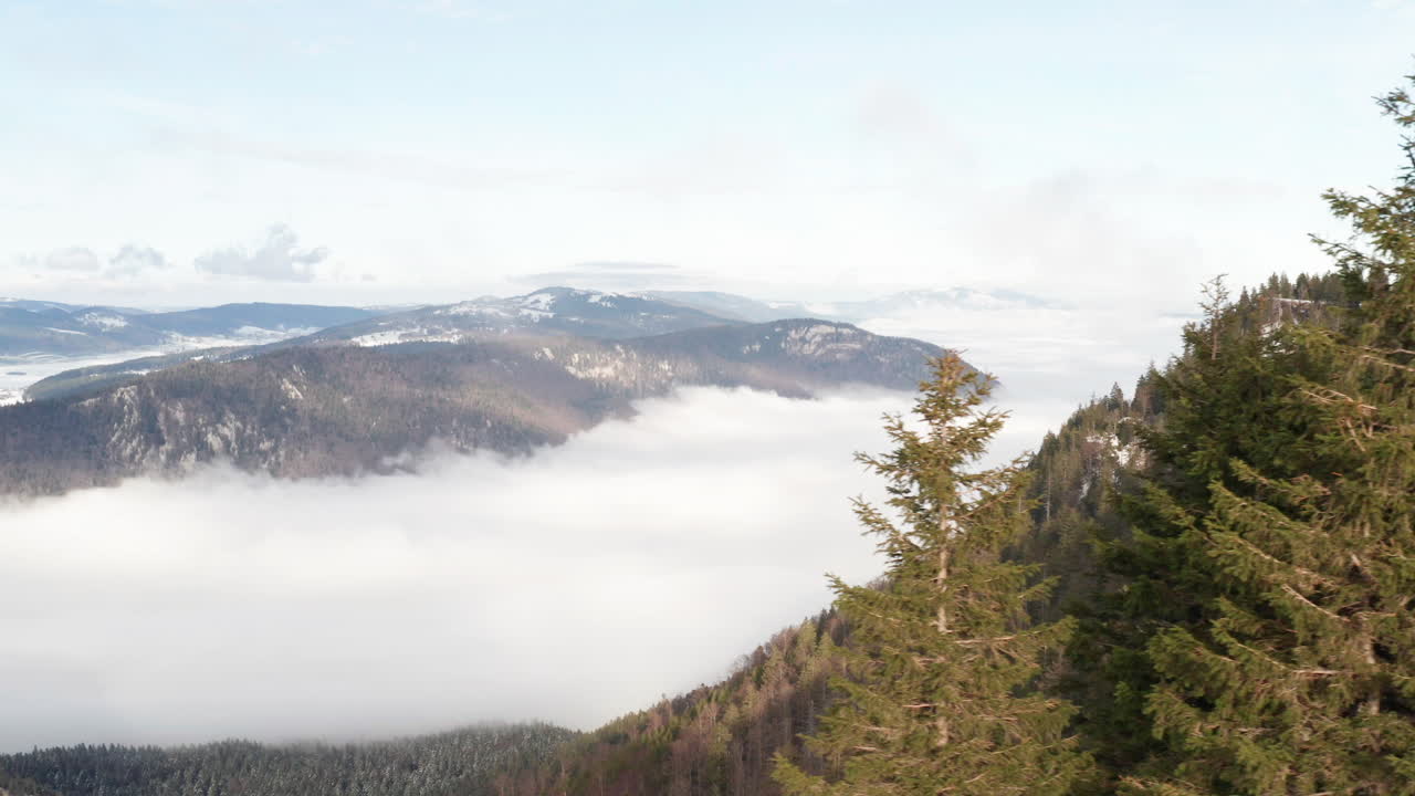 muñeca aérea de hermosas cimas de montañas sobre las nubes