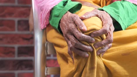 primer plano de las manos de una anciana.