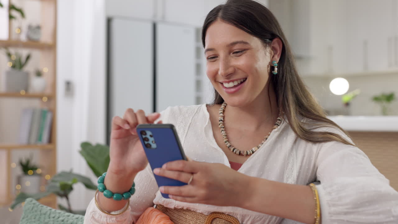 mujer, teléfono inteligente y riendo en el sofá