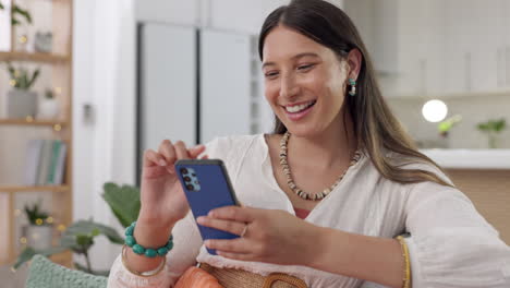 mujer, teléfono inteligente y riendo en el sofá