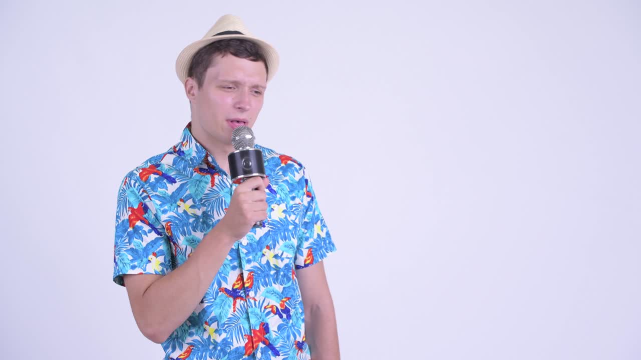 마이크를 들고 있는 젊은 잘생긴 관광객