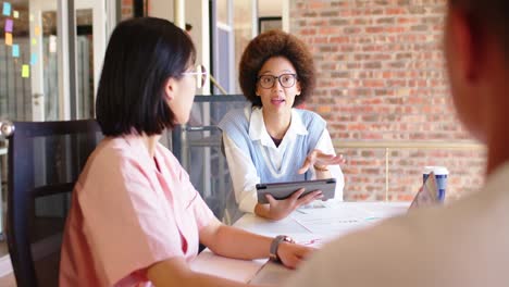 Diverse-male-and-female-colleagues-in-discussion-at-casual-meeting,-slow-motion