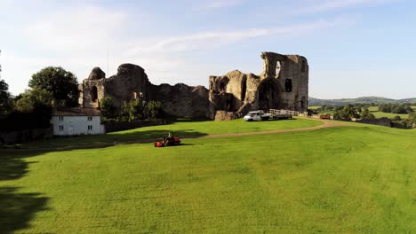 Historisches-Ländliches-Walisisches-Wahrzeichen-Denbigh-Castle-Mittelalterliches-Altes-Hügeldenkmal-Ruine-Touristenattraktion-Luftbild-Nach-Vorne-Steigend