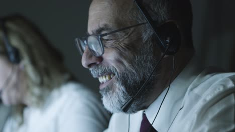 teletrabajadores centrados escribiendo en computadoras portátiles