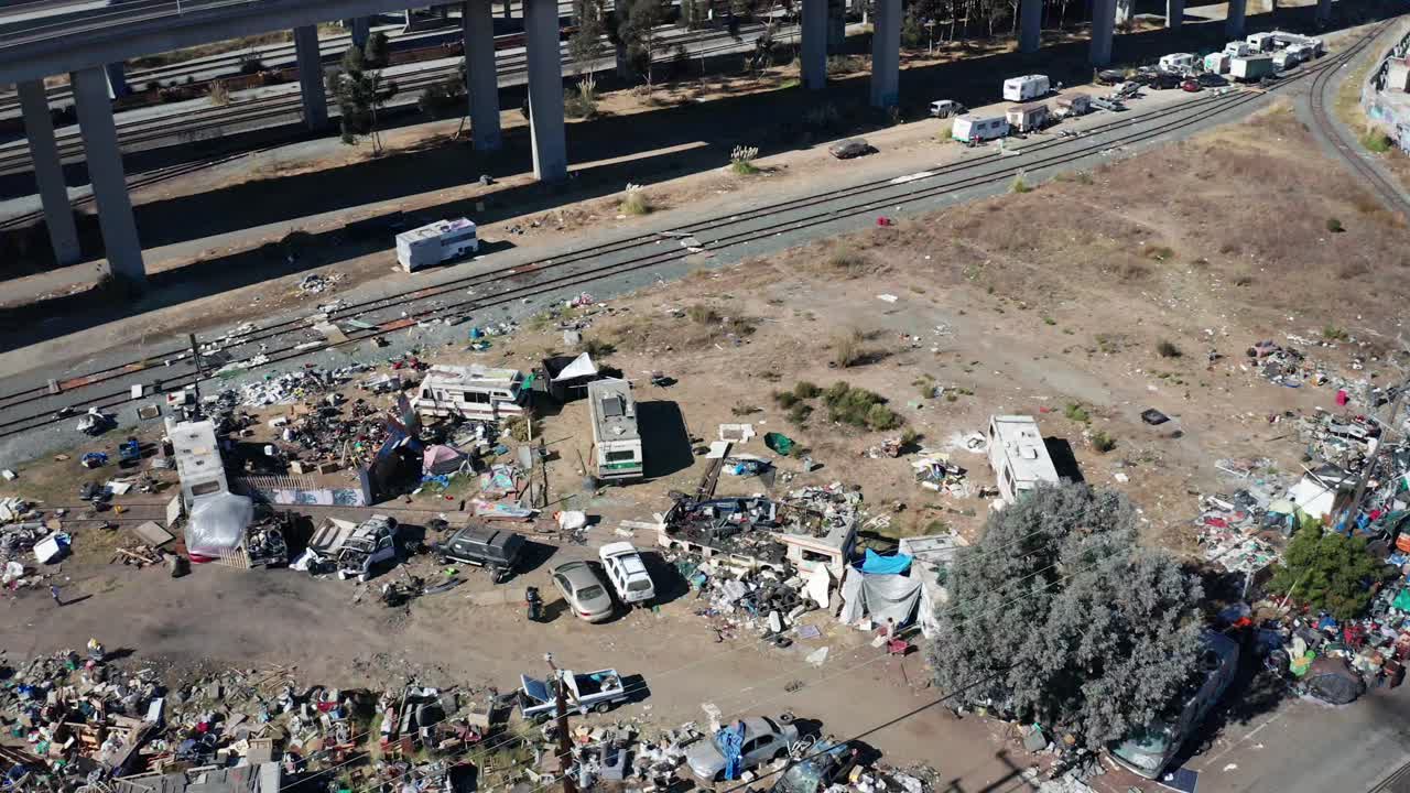 una gran área en la ciudad urbana donde viven personas sin hogar