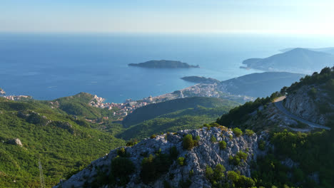 Panorama-Drohne-Schoss-Die-Stadt-Bečići-Aus-Dem-Hochland-Des-Sonnigen-Montenegro