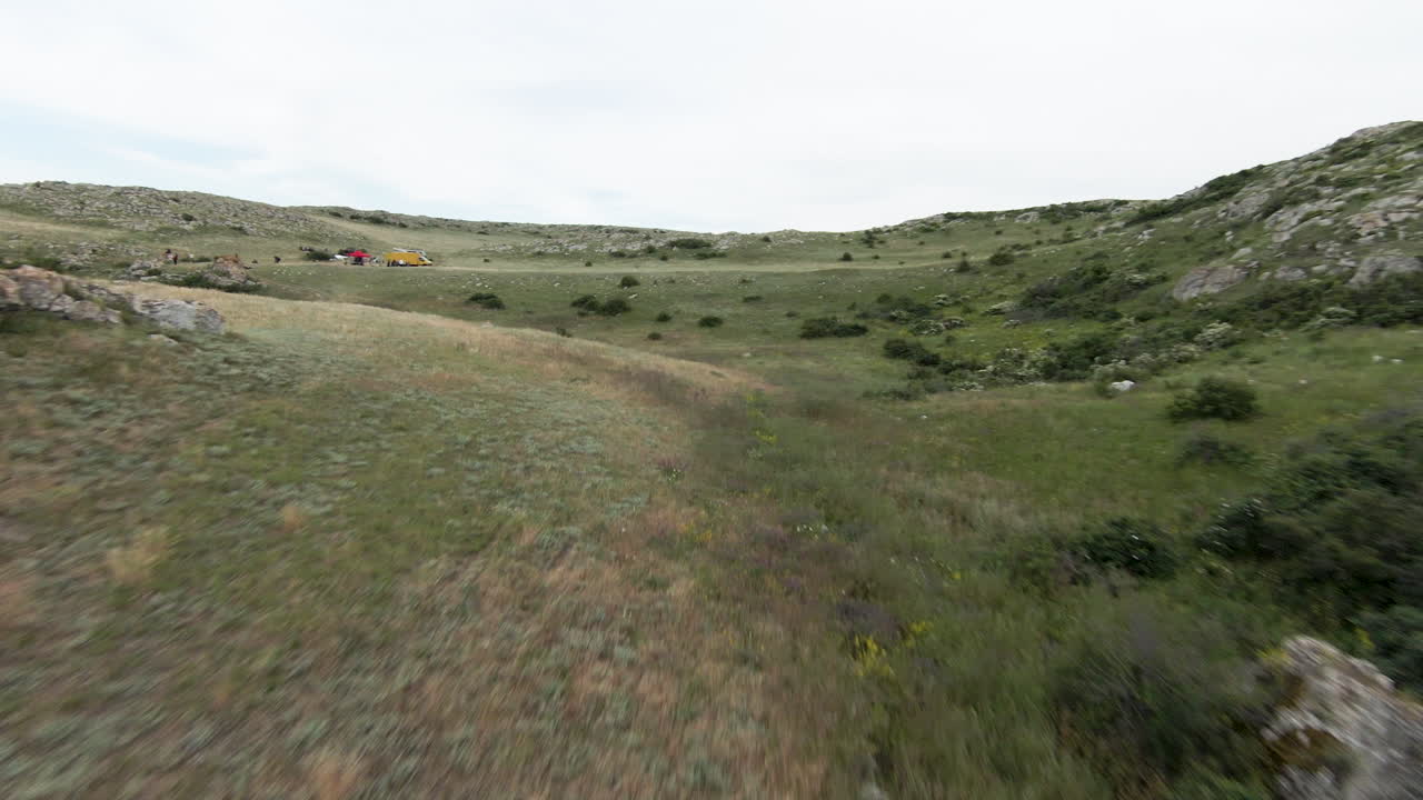 paisaje montañoso con vegetación y vista aérea
