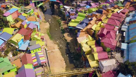 pueblo arcoiris jodipan en malang drone mavic pro vuelo bajo