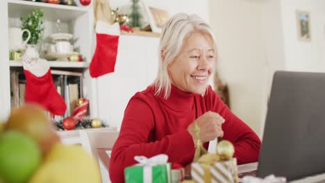 Feliz-Mujer-Caucásica-Mayor-Usando-Una-Computadora-Portátil-Para-Videollamada