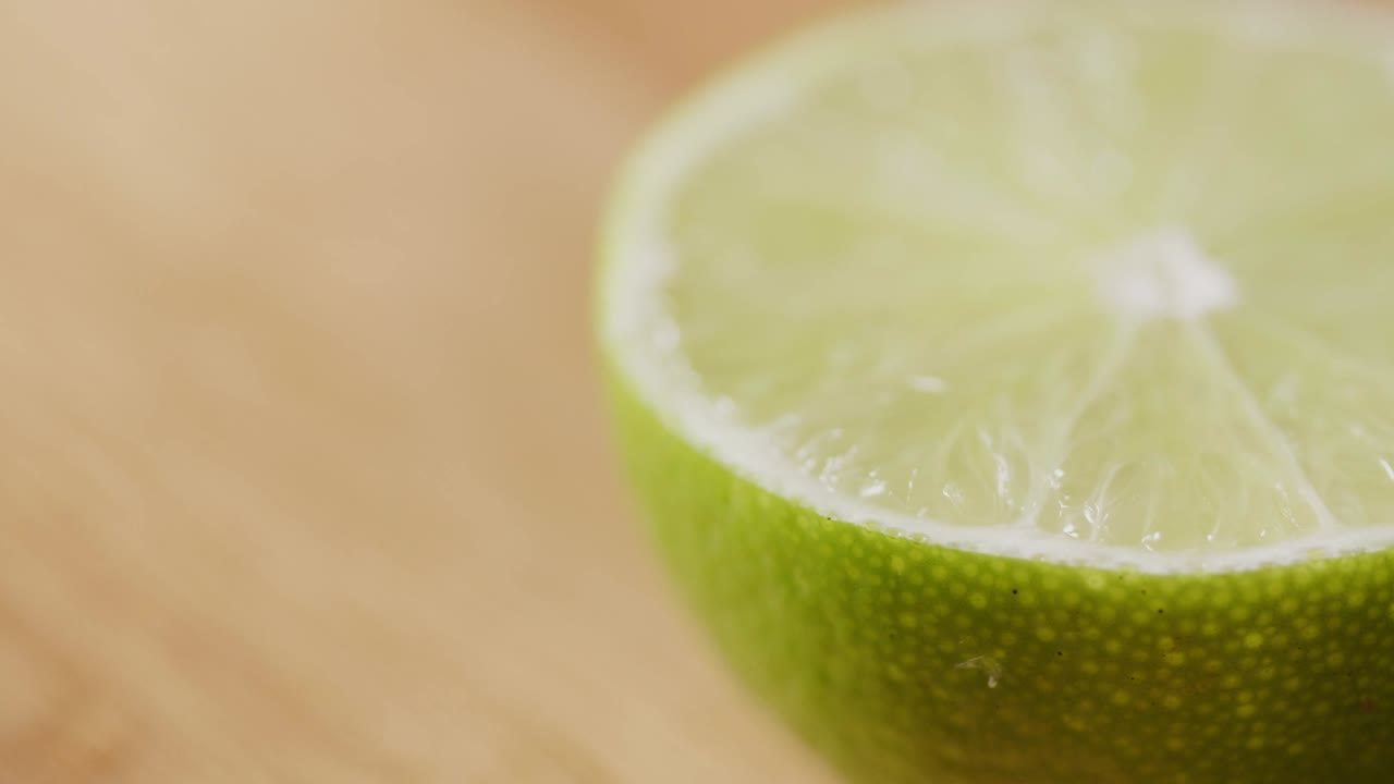 un primer plano de la mitad de la cal girando sobre la mesa.