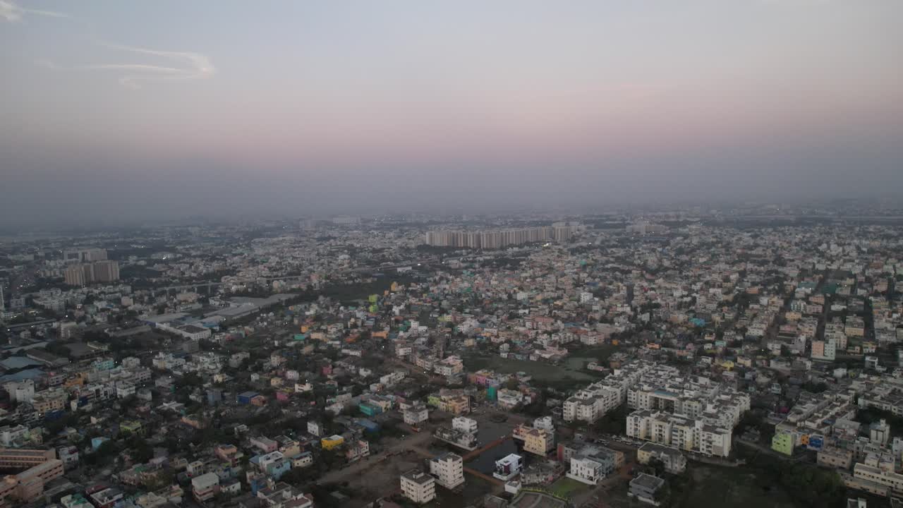 un video aéreo de la ciudad de chennai tomado en una hermosa noche
