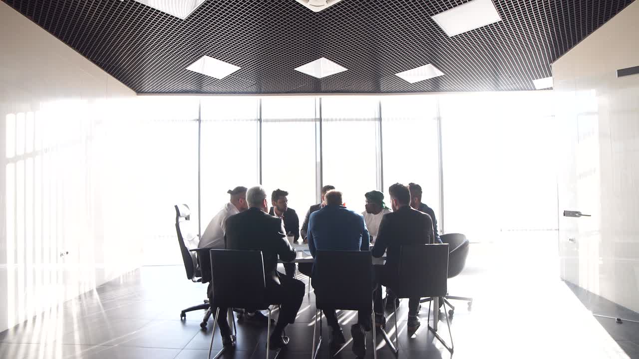 la empresa de construcción está celebrando una conferencia con socios extranjeros