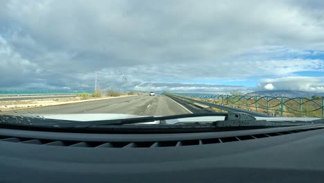 Punto-De-Vista:-Conducir-Por-Una-Autopista-Tranquila-A-Través-Del-Valle-Del-Rincón-Rural-Del-Desierto-De-Sonora-En-Un-Día-Nublado-En-El-Sur-De-Arizona