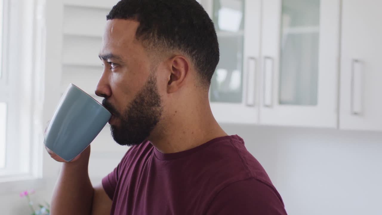 집에서 커피를 마시는 남자