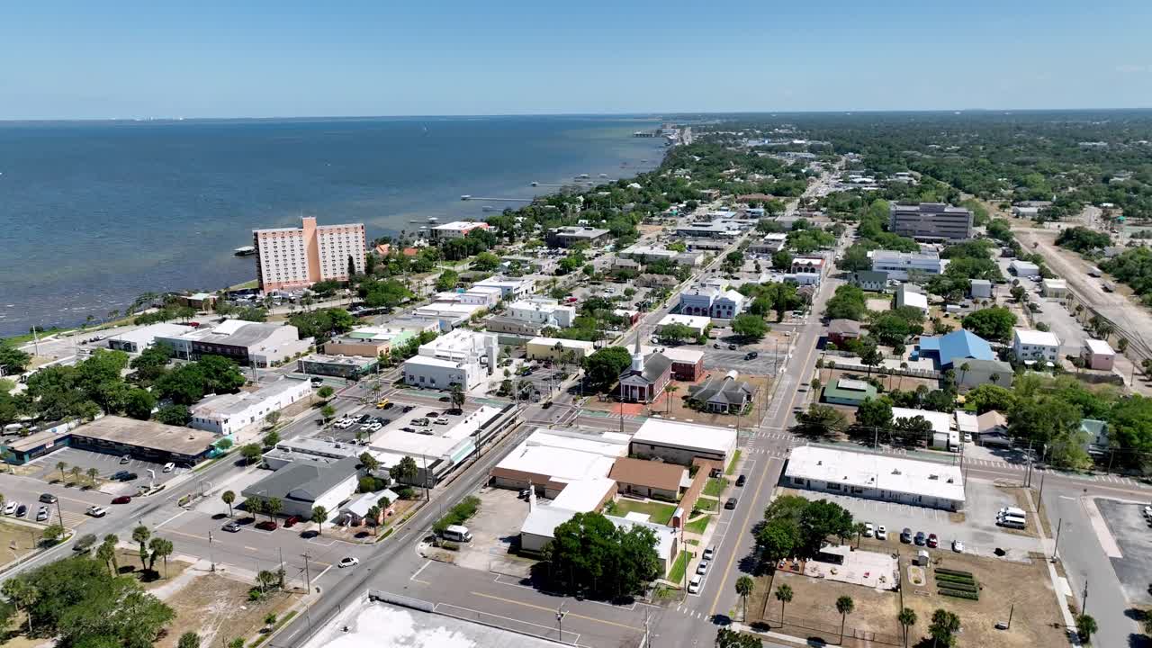 aéreo volando alto sobre la ciudad de titusville, florida